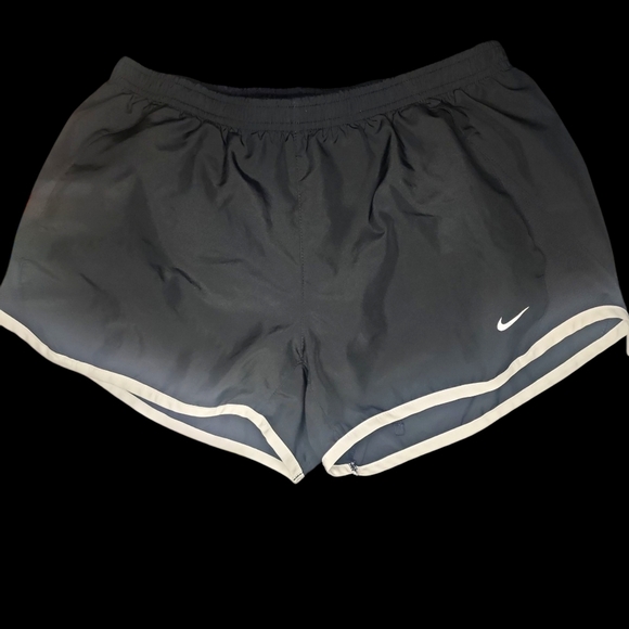 Nike Women's Black Athletic Shorts With Lining Size Medium - Picture 1 of 3